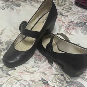 Black Mary Jane Wedge Pumps lifestride 8.5 wide like new.